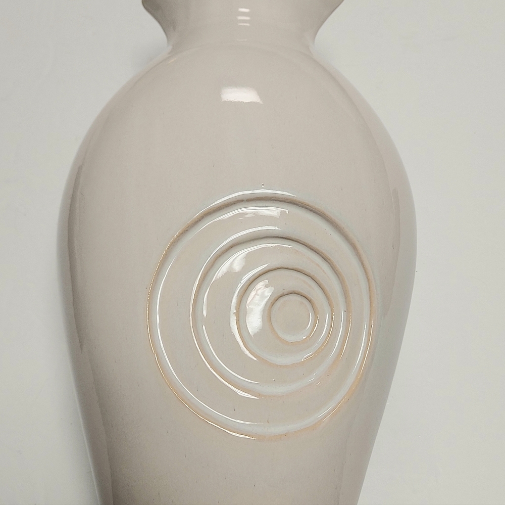 3D Cream Colored Vase Marquise Opening Abstract Circle Design Glossy 12.25" X 8"